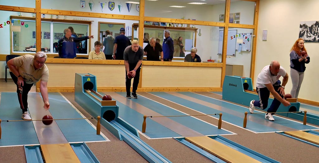 Elf Mannschaften gingen am Montag beim 24. Pokalkegeln für Freizeitmannschaften im Kunrauer Sportzentrum an den Start. Die Angler schickten gleich Erik Probst (2. von links) auf die Bahn.