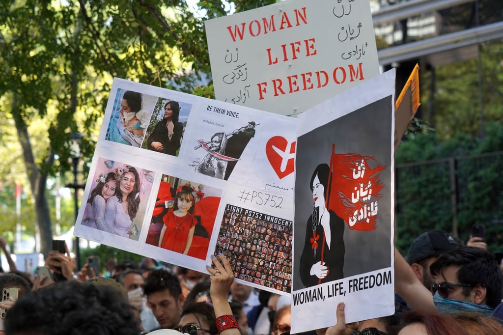 Demonstranten protestieren in New York, während der iranische Präsident Raisi vor der UN-Generalversammlung spricht.