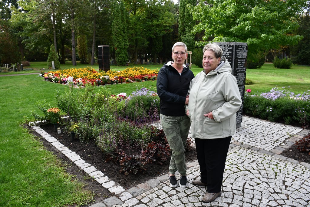 Carmen Rehberg und ihre Mutter Karin Fengler finden keinen Trost am Gemeinschaftsgrab ihrer Angehörigen. Sie finden die Bepflanzung im Vergleich zur benachbarten Grabstätte würdelos.