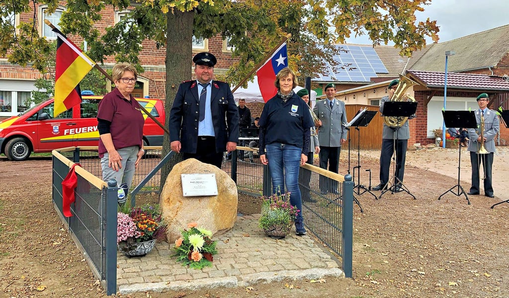 Die Vorsitzenden Roswitha Blechschmidt (l.) vom Heimatverein Wallendorf, Torsten Rose  vom Förderverein der Freiwilligen Feuerwehr und Heike Heldt vom Heimat- und Traditionsverein Wegwitz nahmen die Enthüllung des Denkmals zu Ehren Emil Körners vor.  