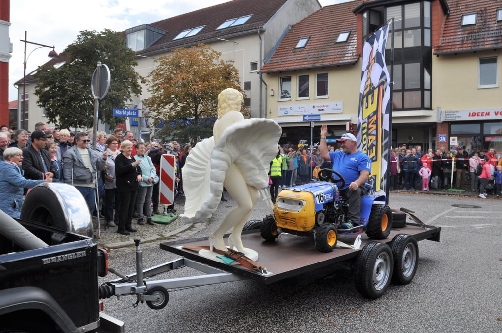 Da klickten die Fotoapparate und Handys: Reiner von Ende mit seinem Bild als Organisator der Rasentraktorrennen.