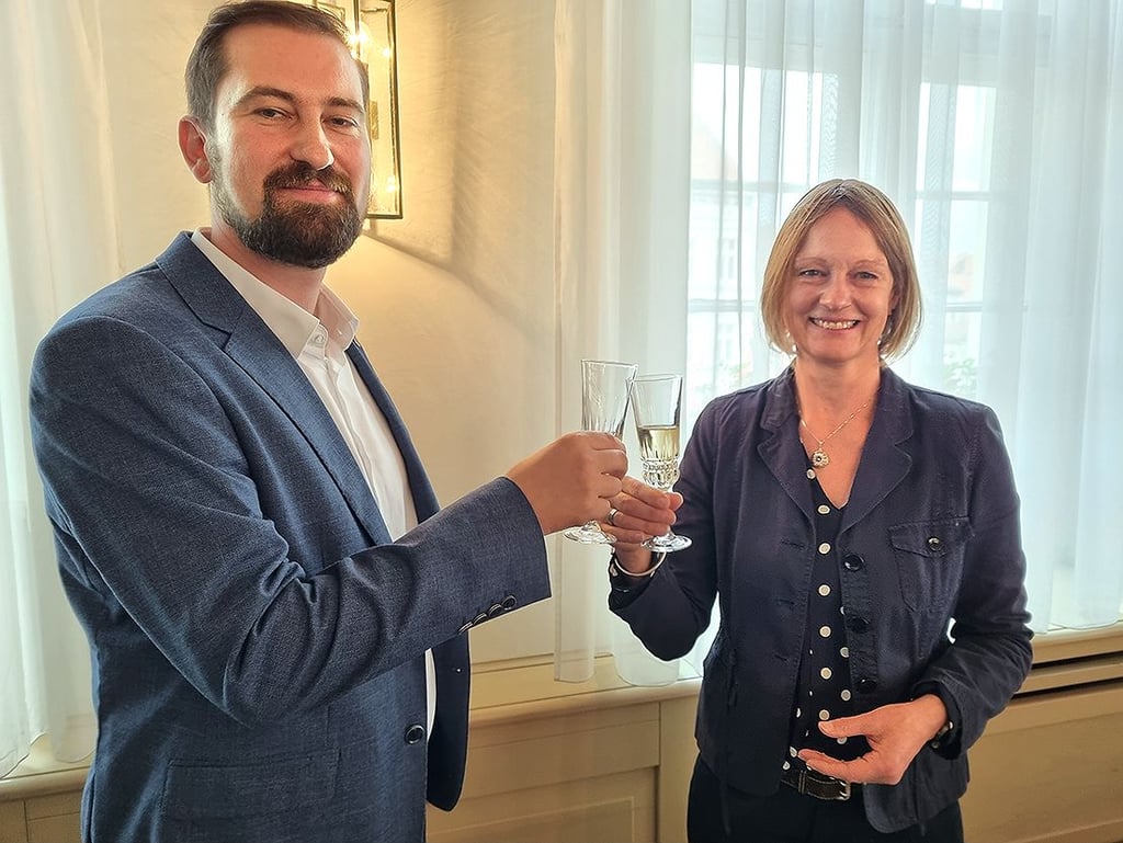 Sektanstoß auf die 32-jährige Stadtepartnerschaft: Havelbergs Bürgermeister Mathias Bölt und Verdens stellvertretende Bürgermeisterin Johanna König.