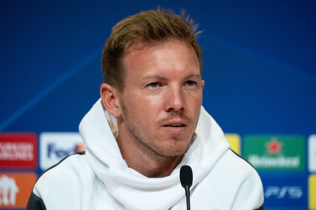Bayern-Trainer Julian Nagelsmann sitzt während der Pressekonferenz auf dem Podium.