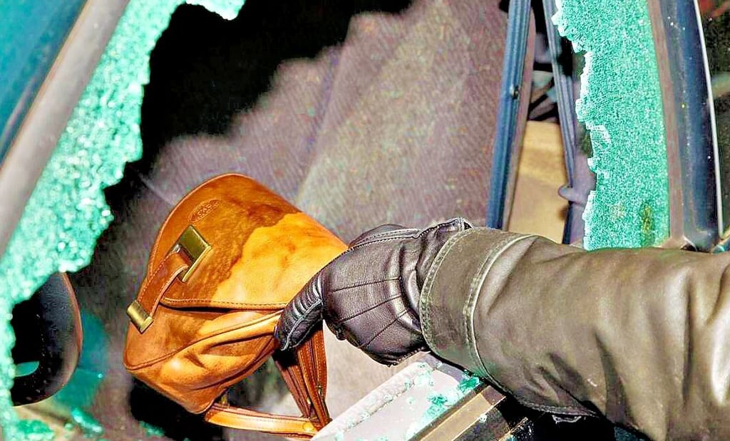 Aktuell werden in Burg vermehrt die Scheiben von Autos eingeschlagen, um Taschen oder Wertsachen zu stehlen.