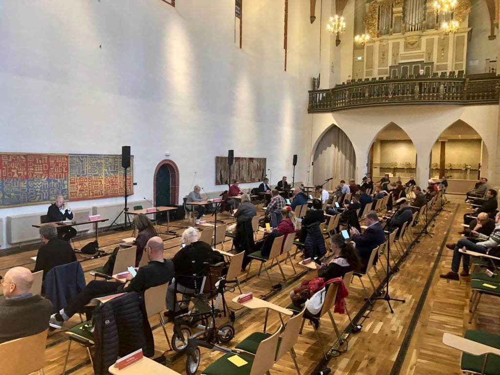 39 Stadträte waren zu Beginn der Sondersitzung am Dienstagabend in der Konzerthalle Ulrichskirche anwesend, um über die Dienstwagen-Affäre des Kita-Chefs der Stadt zu debattieren.
