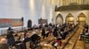 39 Stadträte waren zu Beginn der Sondersitzung am Dienstagabend in der Konzerthalle Ulrichskirche anwesend.