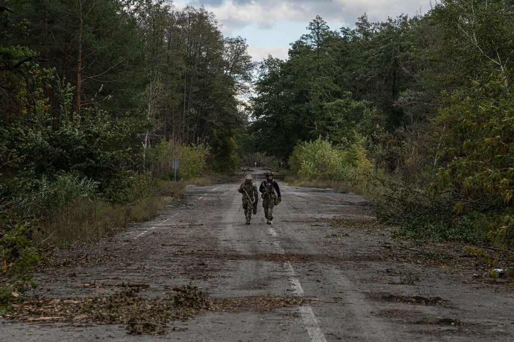 Ukrainische Soldaten suchen in der kürzlich zurückeroberten Stadt Lyman nach den Leichen ihrer Kameraden.