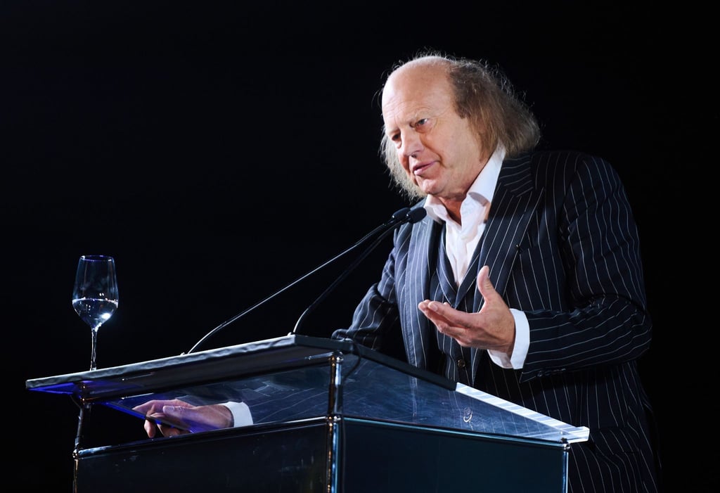 Arnulf Rating, Kabarettist spricht während der Gedenkfeier für den Grünen-Politiker Hans-Christian Ströbele in der Arena Berlin.
