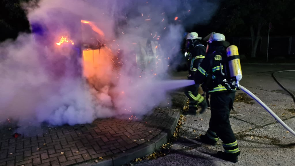 Klappe, die fünfte: Wieder musste die Feuerwehr Osterburg einen Container löschen.