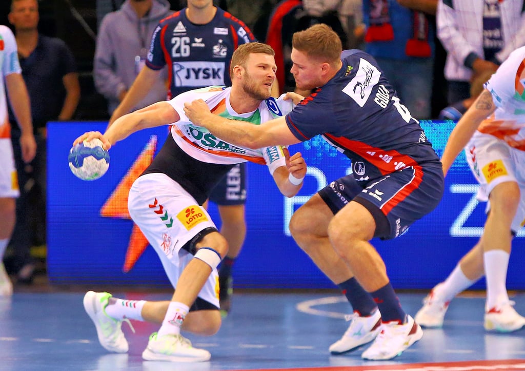 SCM-Spieler Philipp Weber (l.) und Flensburgs Johannes Golla schenkten sich nichts. Beide haben mit ihren Teams in den ersten Spielen ihre Meisterschaftsambitionen untermauert.