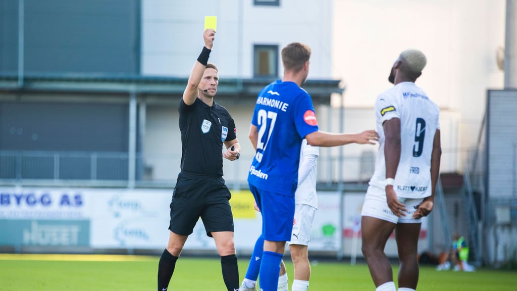 Espen Eskas zeigt eine gelbe Karte.