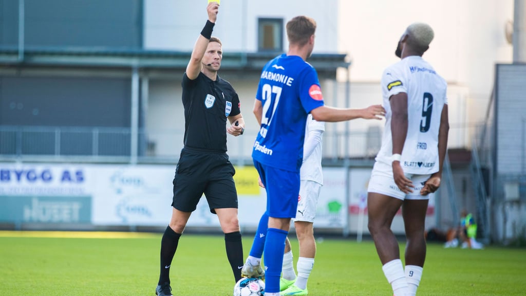 Espen Eskas zeigt eine gelbe Karte.