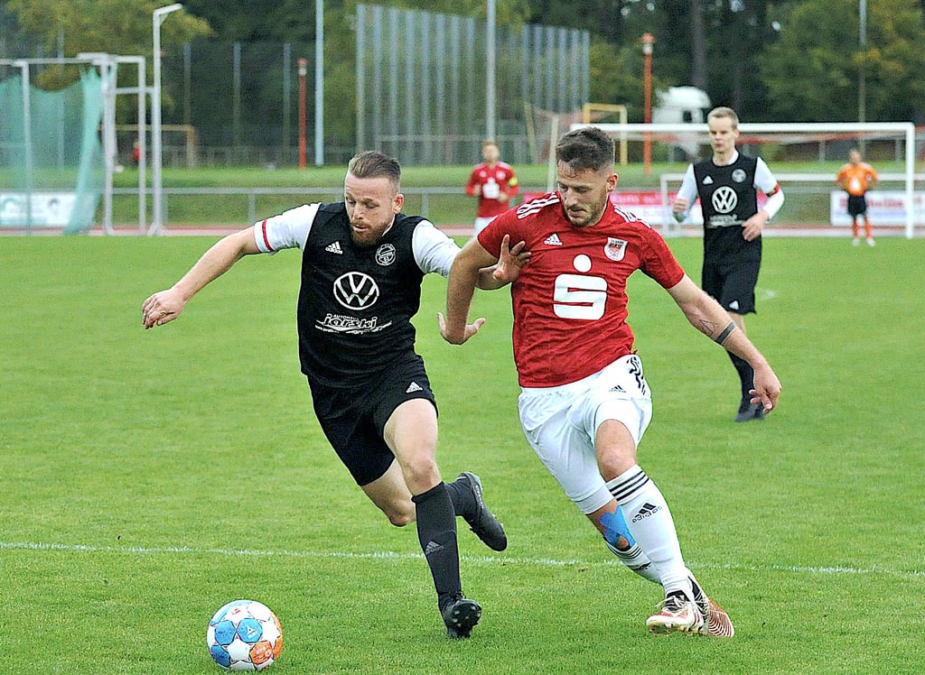 Philipp Kühne (rechts) hatte in der Anfangsphase eine dicke Chance für seinen FSV Saxonia Tangermünde. Am Ende bejubelte er mit seiner Mannschaft einen 2:1-Heimsieg.