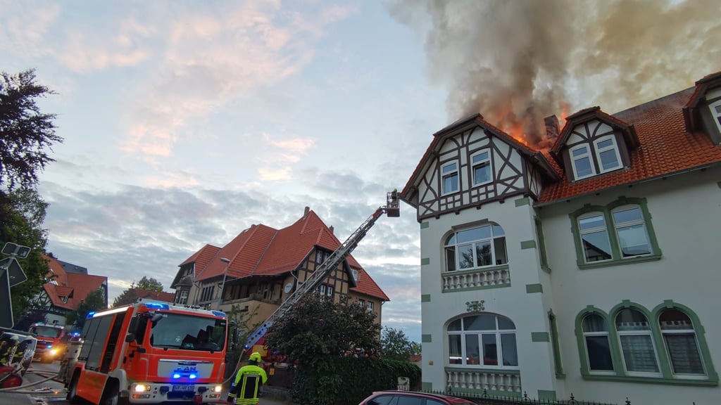 Am 15. Juli 2022 brannte ein Haus in der Forckestraße in Wernigerode. Ein Autofahrer soll während der Löscharbeiten in eine von der Feuerwehr gesperrte Straße gefahren sein. Er dürfte sich dafür nun vor Gericht verantworten müssen.