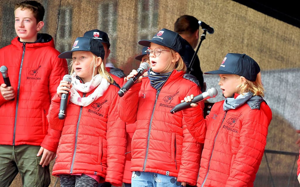 Die Rotkehlchen waren die Ersten, die auf der Marktbühne standen.
