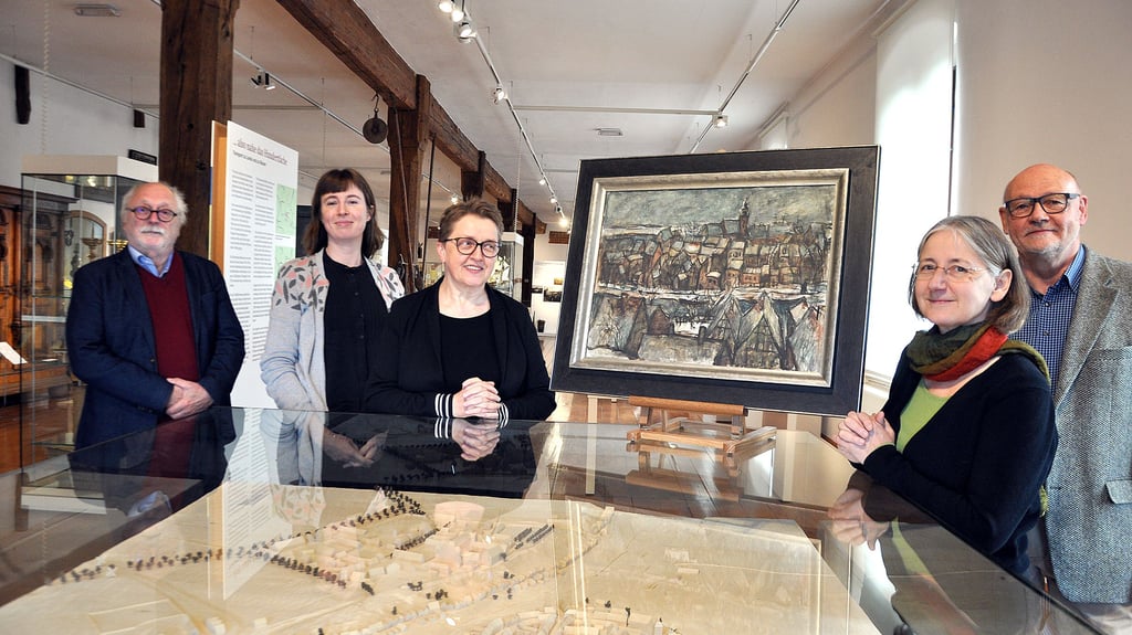 Jürgen Ostwald und Constanze Köster von der Fielmann Stiftung übergaben am gemeinsam mit Monika Stengel von Fielmann in Stendal ein Bild des Malers Kurt Henschel an Antje Reichel und Harald Wildhagen (von links).
