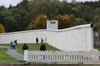 Besucher stehen vor einem Stück Grenzmauer der ehemaligen Staatsgerenze der DDR auf dem Gelände des Grenzmuseums am Rande des Deutschlandfest der CSU zum Tag der Deutschen Einheit.