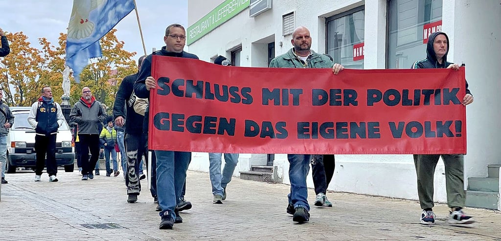 Erneute Montagsdemo in Schönebeck, gleiches Banner wie in der Vorwoche. Rund 290 Teilnehmer hat die Polizei gezählt. Weniger, als erwartet, war doch Feiertag.