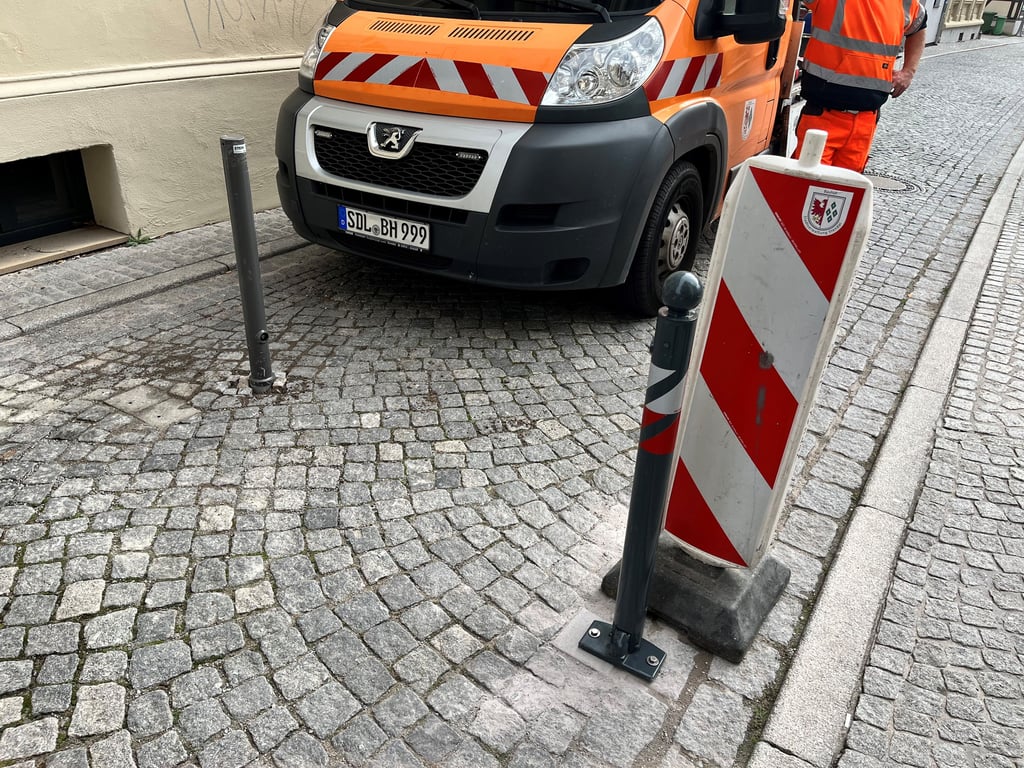 Die Poller in der kleinen Hallstraße wurden am Dienstag, 4. Oktober, wieder aufgestellt.