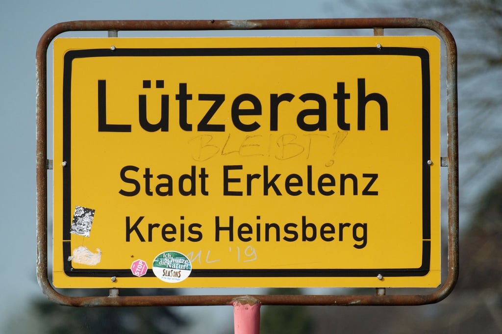 Das Ortsschild des Dorfes Lützerath, das zur Stadt Erkelenz gehört. Das Dorf soll dem Braunkohletagebau Garzweiler weichen.