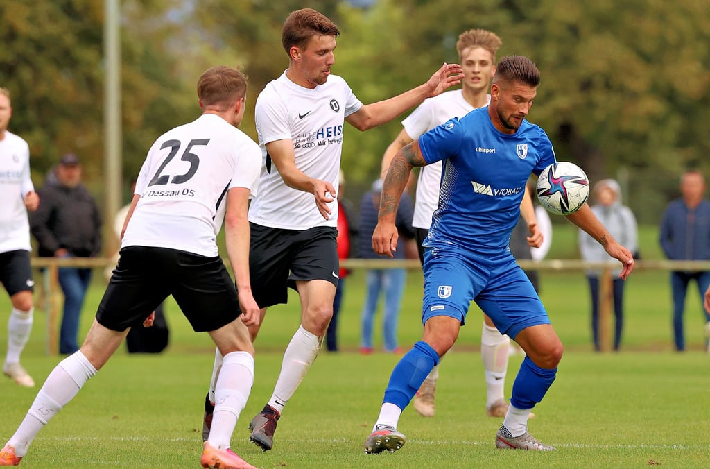 Kai Brünker (r.) aus dem Zweitliga-Kader des FCM hat am Sonnabend bei der U-23-Vertretung sämtliche Blicke der Dessauer Defensive auf sich gelenkt – und war doch an allen drei Treffern beteiligt.