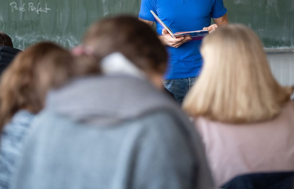 Rund 28 900 angehende Lehrerinnen und Lehrer haben im vergangenen Jahr ihr Studium mit einem Master oder dem ersten Staatsexamen abgeschlossen.