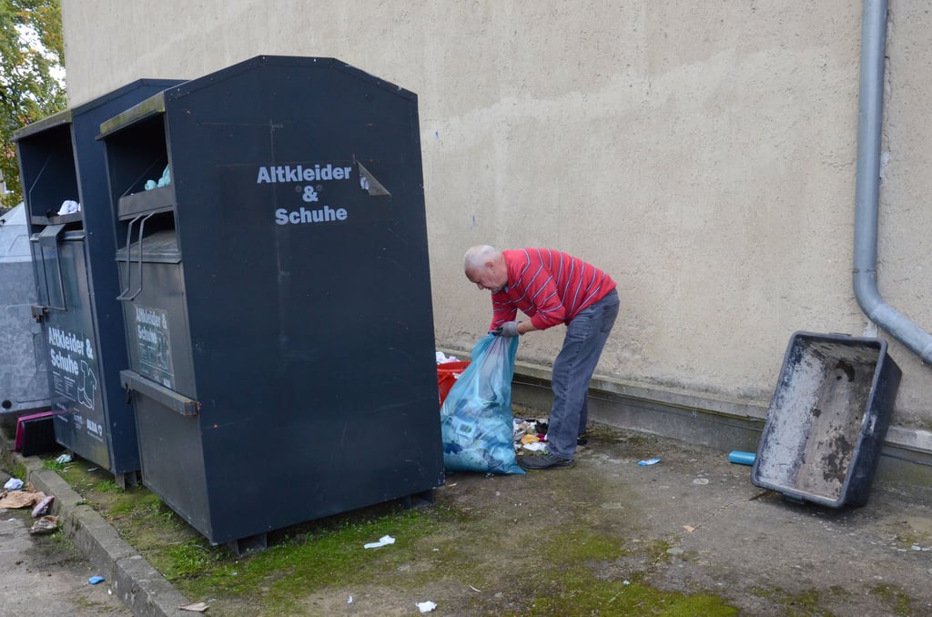Aufgebrochen wurden die Altkleidercontainer am Kulturhaus. Mitarbeiter des Bauhofs machten dort wieder Ordnung.
