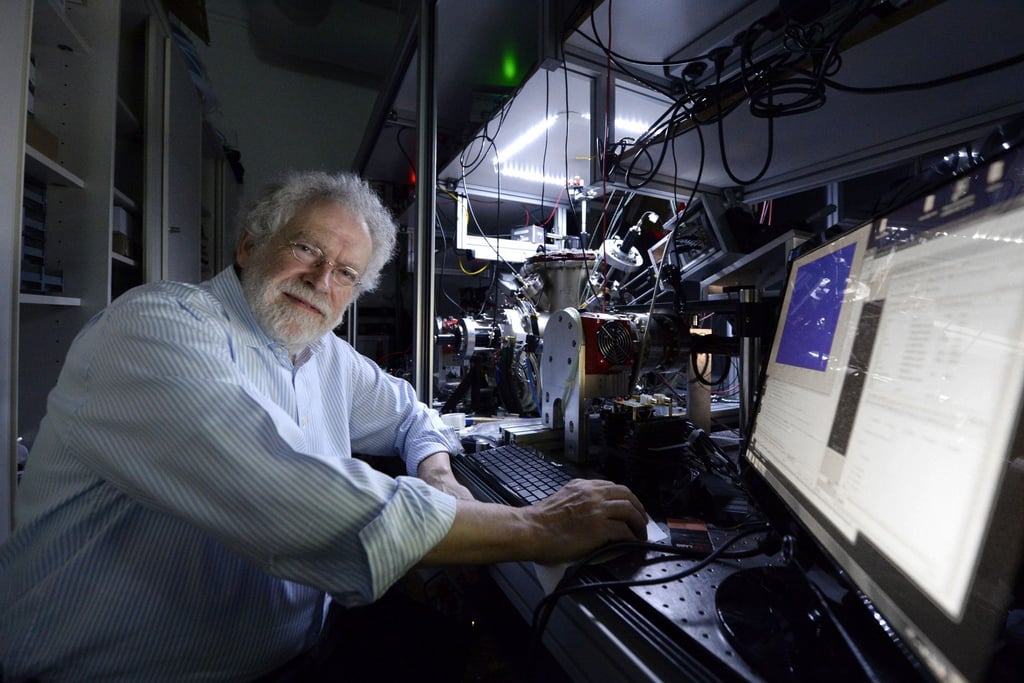 Der Quantenphysiker Anton Zeilinger gibt an der Fakultät für Physik der Universität Wien ein Interview. Nun ist er Nobelpreisträger.