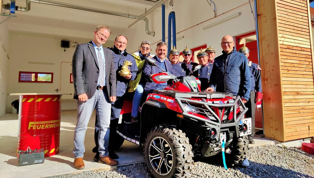 Die Fahrzeughalle der Stecklenberger Feuerwehr ist fertiggestellt. Gleichzeitig wurde das vom Förderverein angeschaffte Quad in den Einsatzdienst gestellt. Für musikalische Unterhaltung sorgten die Reservisten des Stabs- und Musikkorps Berlin.