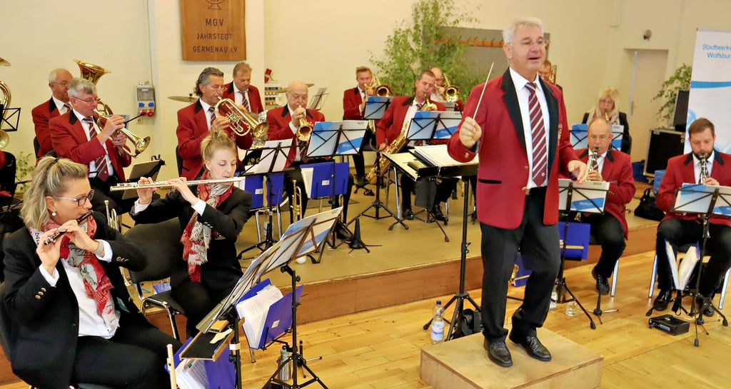 Zum ersten Mal seit Jahren fand am Sonntag in Jahrstedt wieder ein Brunch statt. Für Stimmung sorgte das Orchester der Stadtwerke Wolfsburg unter der Leitung von Georg Zimnik. Die Musiker gaben Polkas, Märsche und auch Schlager zum Besten.
