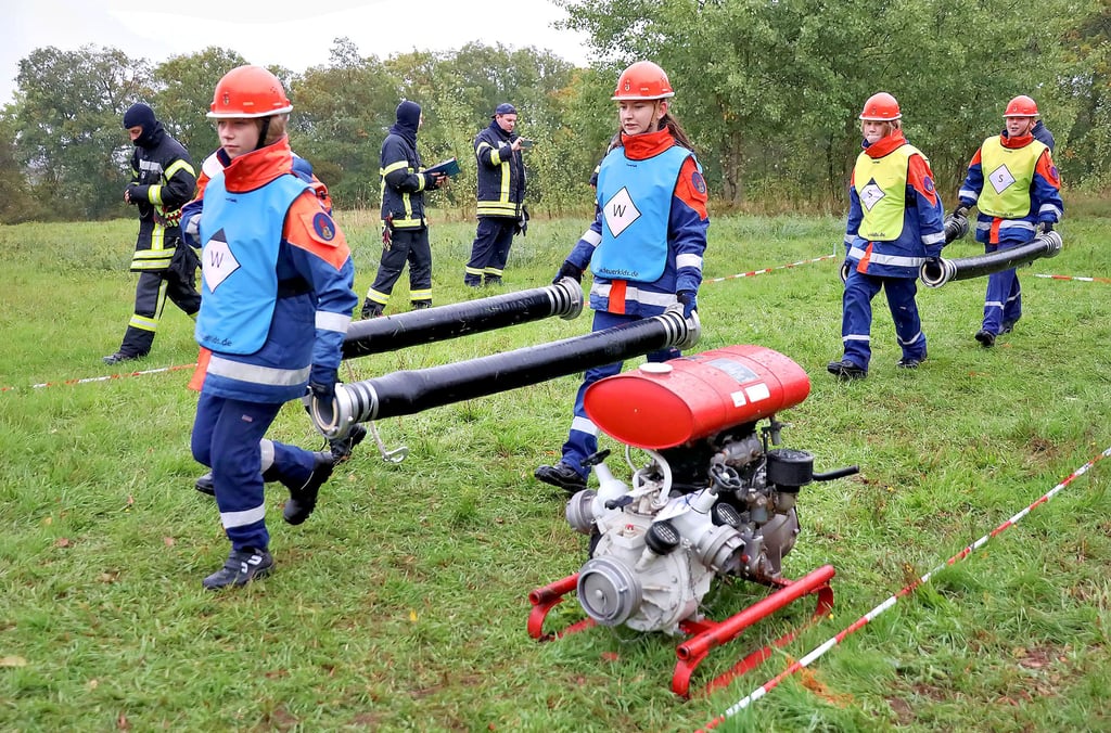 Die Jugendfeuerwehr Gerbstedt beim Herstellen einer Wasserentnahmestelle am offenen Gewässer.