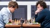 Der Norweger Magnus Carlsen (l) sitzt dem US-Amerikaner Hans Niemann in einer Schachpartie gegenüber.