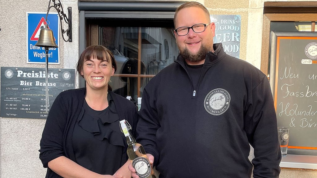 Brauer Andreas Schütte hat eine neue Brause aus Birne und Holunder kreiert. Die Zutaten gibt es quasi vor seiner Haustür.