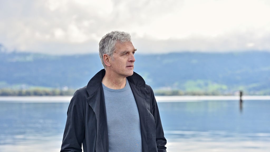 Robert Anders (Walter Sittler) in einer Szene aus „Der Kommissar und der See“.