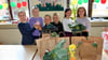 Luisa, Emma, Benedikt, Damian, Finja und Matilda boten Apfelmus und Gemüse aus dem Schulgarten zum Verkauf an. 