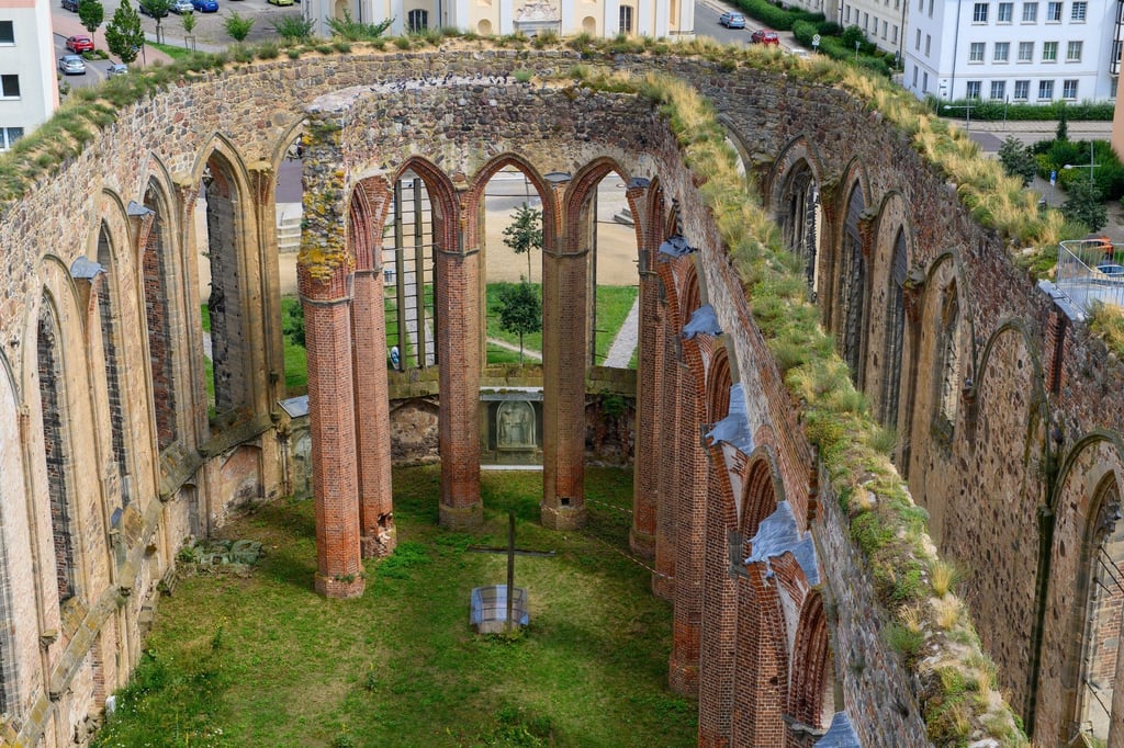 Blick in die Ruine der ehemaligen Kirche Sankt Nicolai.
