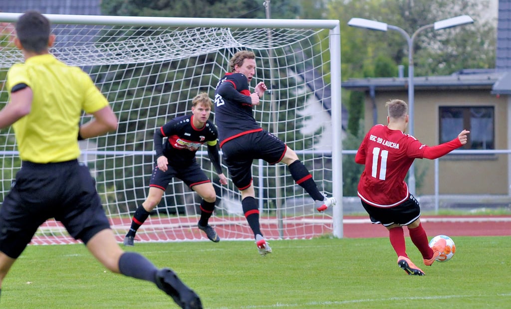Lauchas Marvin Christiani nimmt Maß, schlenzt in Richtung langes Eck und trifft zum 1:0 gegen Spora. Zuvor war der Ball vom SV-Torhüter nach einem Schuss von Maximilian Handt pariert worden.