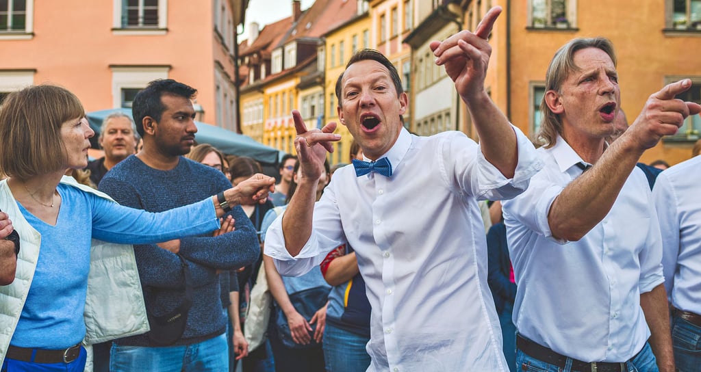 Die „Männersache“ aus Bamberg liebt ungewöhnliche Auftrittsorte und überrascht damit gern das Publikum. Aber auch das Konzept ist ein Besonderes. Als Kneipenchor ist die „Männersache“ bei Sängern sehr beliebt.
