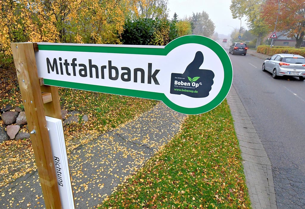 Von Plötzky, Pretzien, Ranies oder Elbenau nach Schönebeck und wieder zurück. Und das ganz ohne Bus oder eigenes Auto. Was hat es mit der Mitfahrbank auf sich?