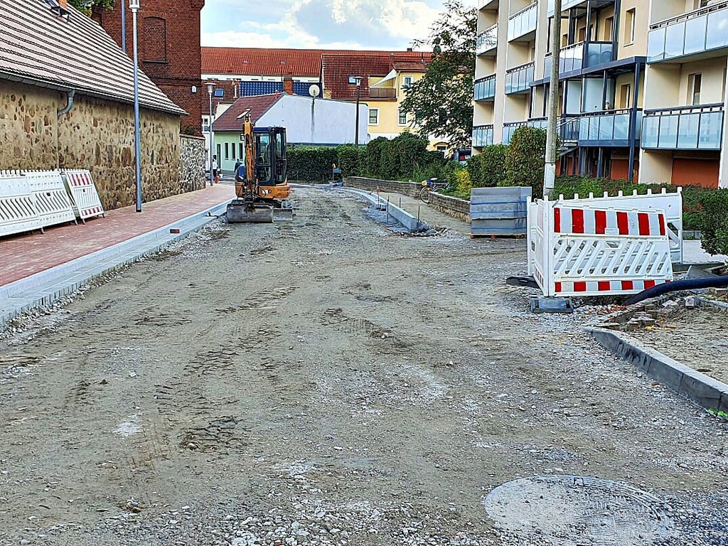Der grundhafte Straßenausbau des Weinbergs nähert sich dem Ende. Als letztes erfolgt die Asphaltierung der Fahrbahn.