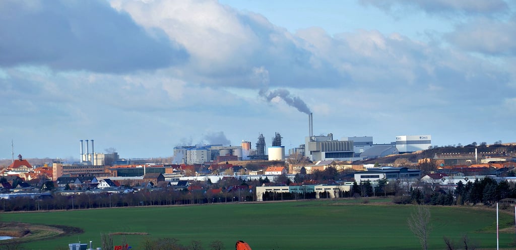 Das Ciech-Sodawerk Staßfurt, hier im Ensemble inmitten des Industriekraftwerks (links), der Müllverbrennung und des neuen Salzwerks (rechts) darf weitere acht Jahre Produktionsabwässer in die Bode einleiten - mit verschärften Auflagen.