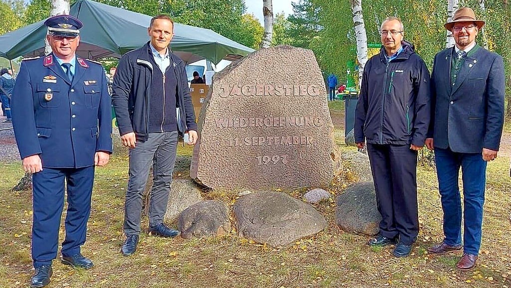 Die Festgäste am Tag der Deutschen Einheit feierten auch die Wiedereröffnmung des Jägerstiegs durch die Colbitz-Letzlinger Heide.