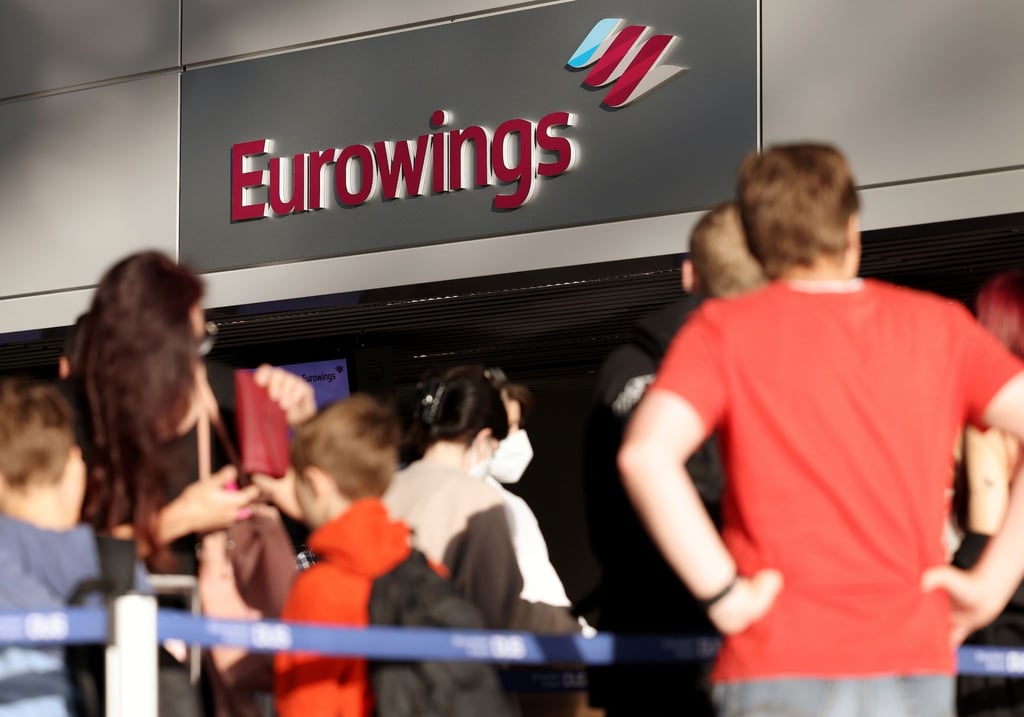 Passagiere am Check-in-Schalter von Eurowings im Flughafen Düsseldorf.