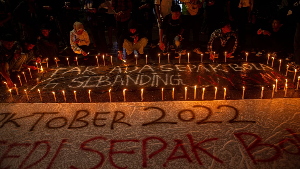 Menschen in Indonesien trauern um die Opfer der Stadionkatastrophe.
