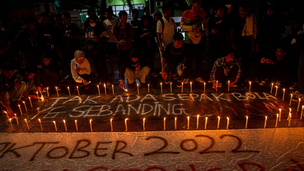 Menschen in Indonesien trauern um die Opfer der Stadionkatastrophe.