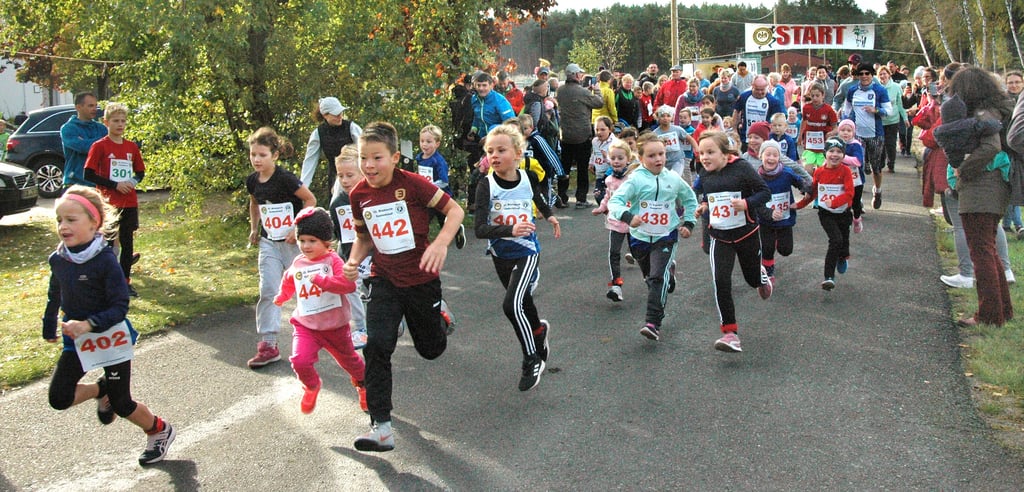 Als erste gingen die Kinder beim 22. Bismarck-Gedenklauf an den Start, sie legten eine 900 Meter lange Runde um das Sportzentrum zurück.