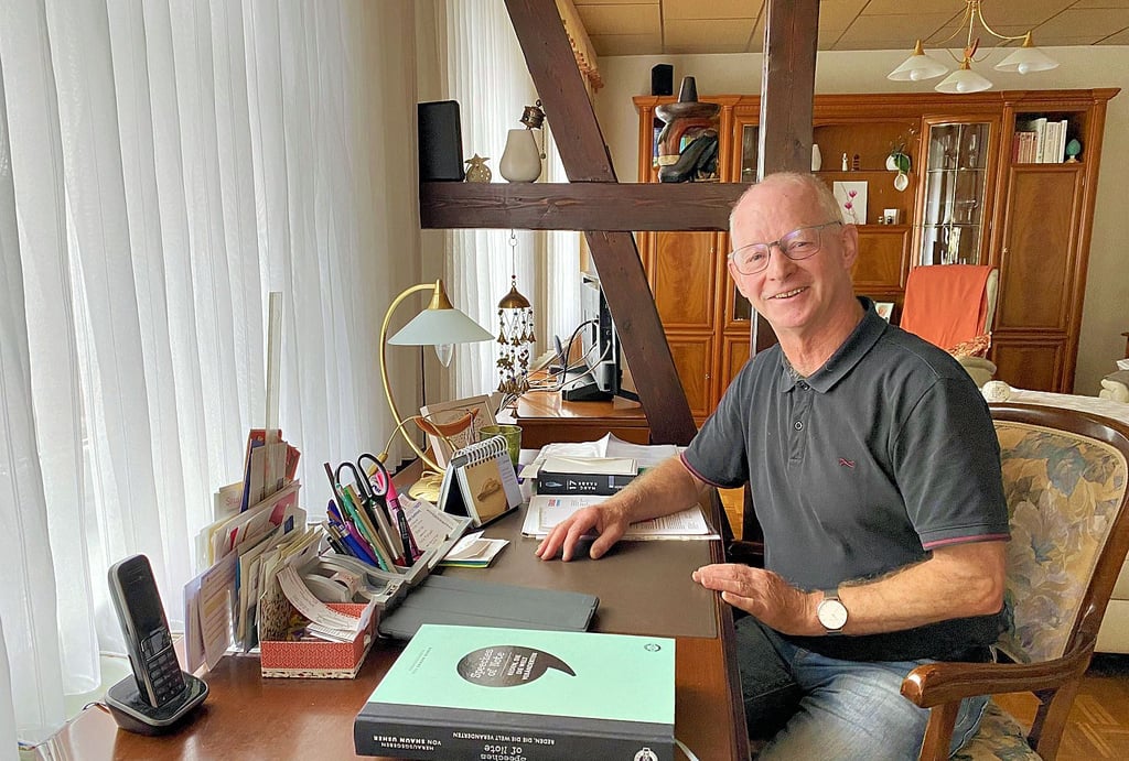 Michael Uiffinger an seinem heimischen Schreibtisch.