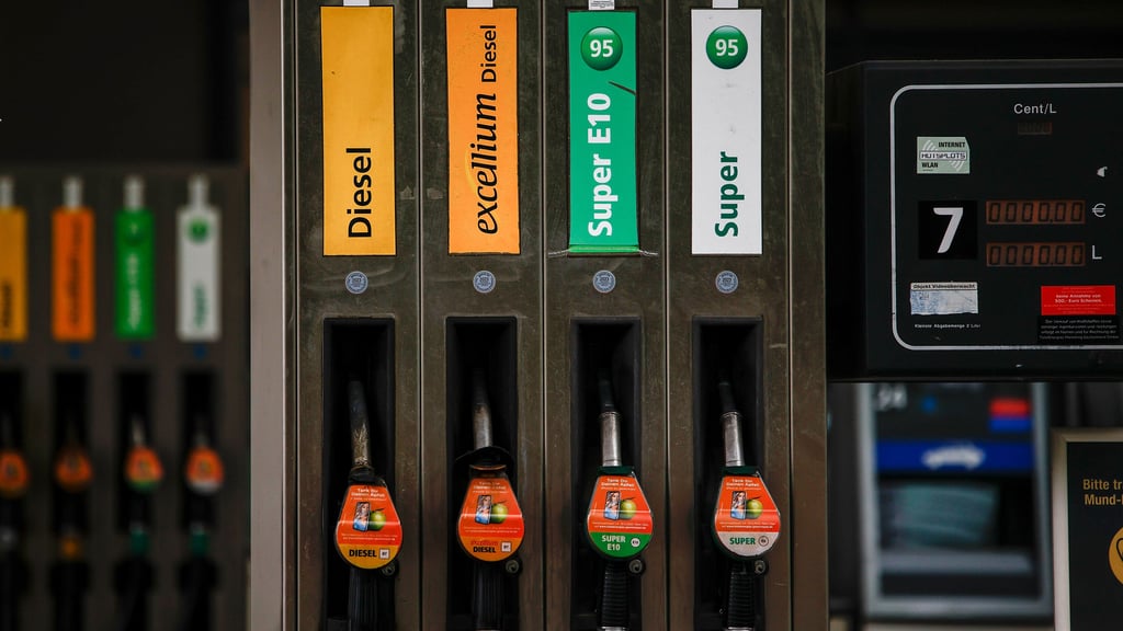 Blick auf eine Tanksäule in einer Tankstelle.