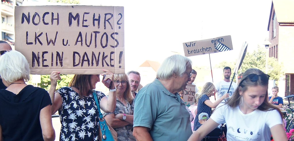 Die Wogen schlugen hoch, als bekannt wurde, in Elbeu hinterm Mittellandkanal solle ein Logistikzentrum entstehen. Elbeuer demostrierten im Juni vor dem Rathaus.