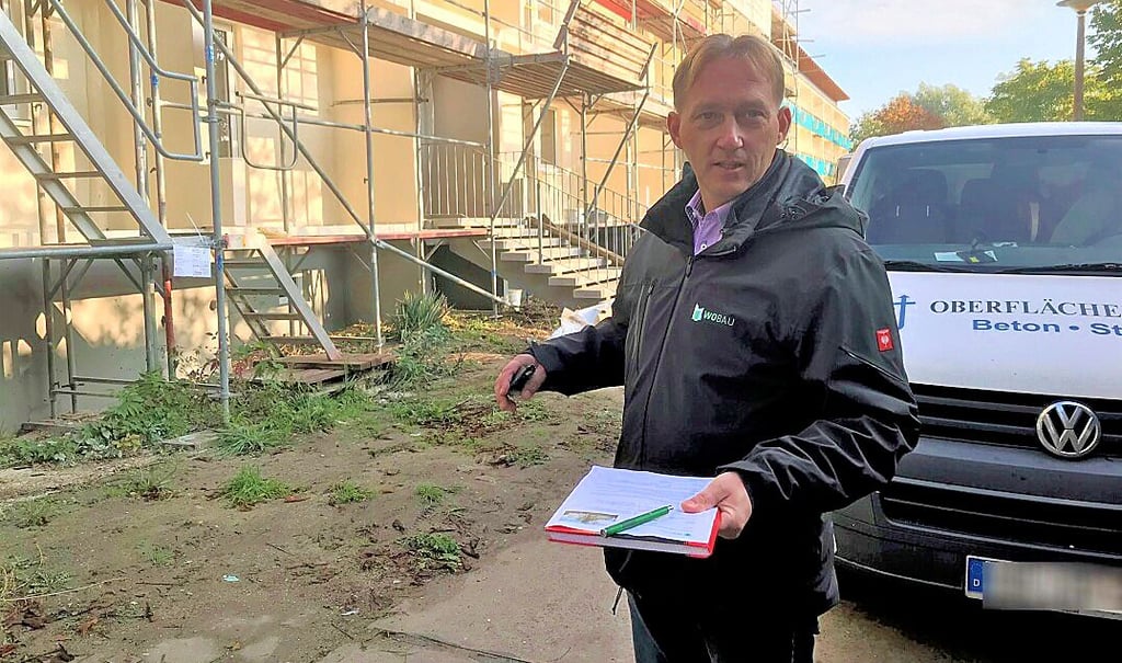 Wobau-Chef Christian Märtens begutachtet den Baufortschitt.